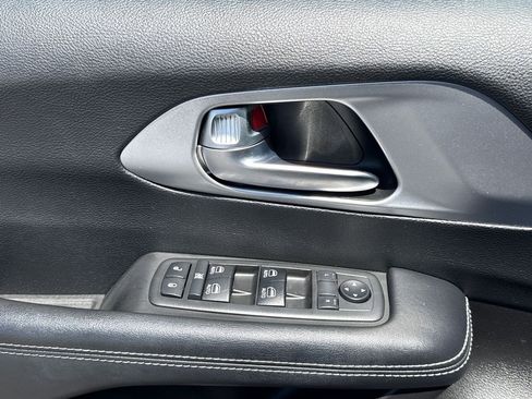 Used 2019 Chrysler Pacifica Touring-L Plus w/ Advanced Safetytec Group FWD image 26