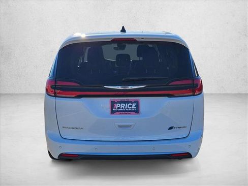 Used 2024 Chrysler Pacifica Limited FWD image 7