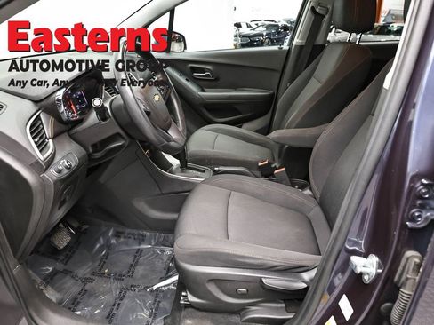 Used 2019 Chevrolet Trax LT FWD image 14