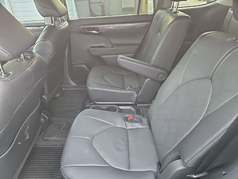 Used 2025 Toyota Highlander Platinum image 13