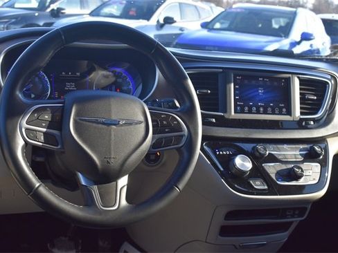 Used 2018 Chrysler Pacifica Touring-L image 19