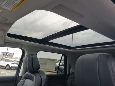 New 2026 Lincoln Navigator L Reserve AWD/4WD image 11
