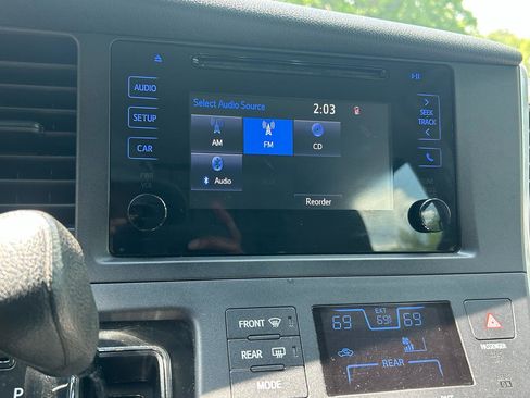 Used 2017 Toyota Sienna L FWD image 28