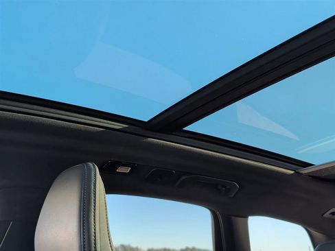 Used 2022 Volvo XC60 B5 R-Design w/ Advanced Package image 11