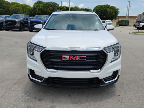 Used 2024 GMC Terrain SLE w/ Driver Convenience Package FWD image 2