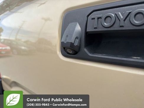 Used 2017 Toyota Tacoma TRD Off-Road w/ Premium & Technology Package AWD/4WD image 11