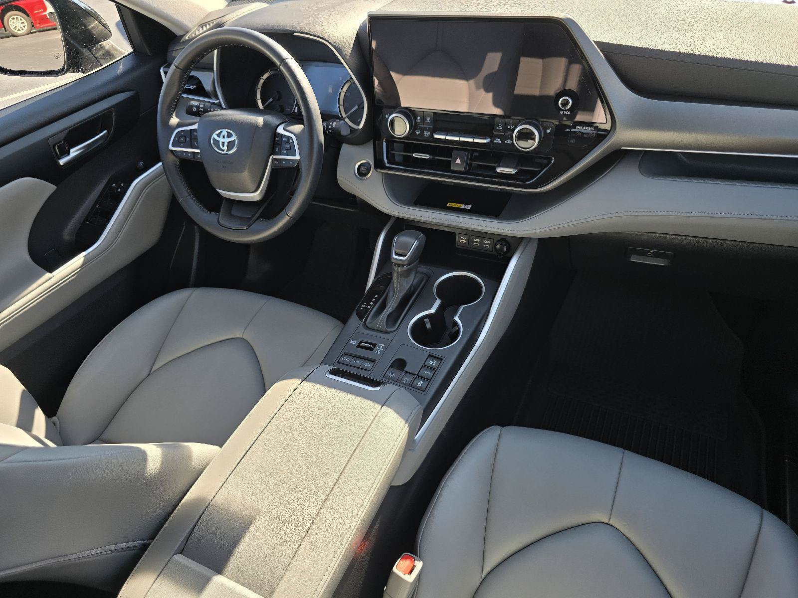 Used 2025 Toyota Highlander XLE AWD/4WD image 15
