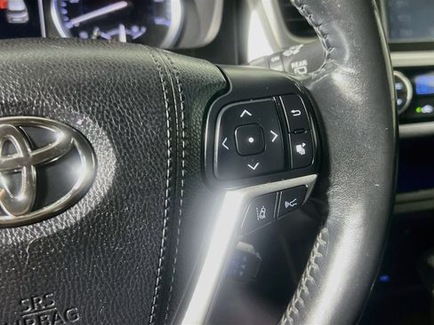 Used 2018 Toyota Highlander SE FWD image 19