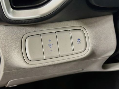 Used 2025 Hyundai Venue SEL FWD image 17