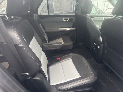 Used 2022 Ford Explorer XLT w/ Equipment Group 202A image 7