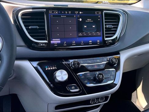 Used 2024 Chrysler Pacifica Touring-L FWD image 19