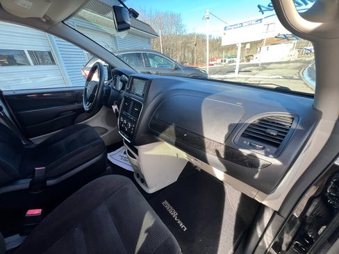 Used 2018 Dodge Grand Caravan SE w/ UConnect Hands-Free Group image 18