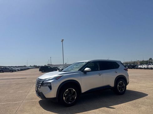Certified 2025 Nissan Rogue SV FWD image 9