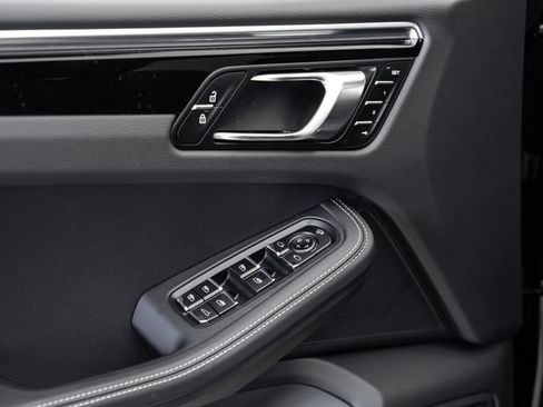 Certified 2025 Porsche Macan Turbo AWD/4WD image 8