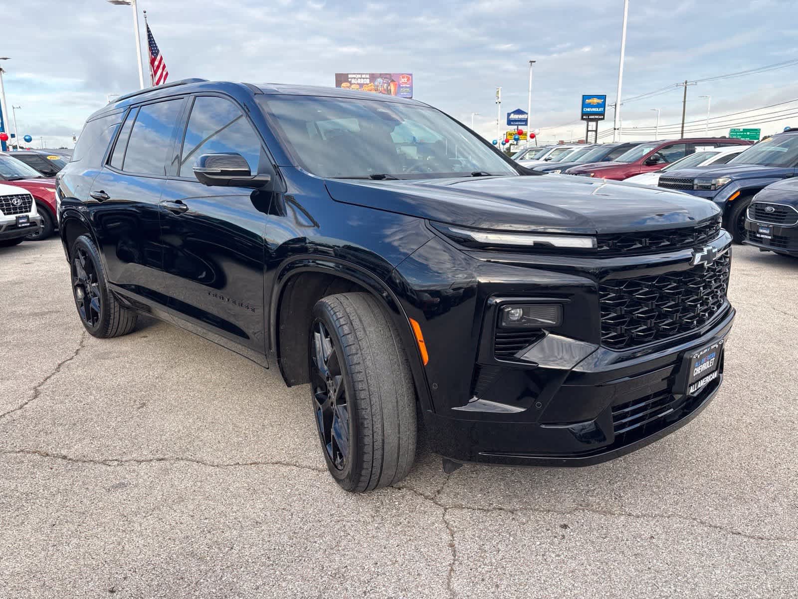 Used 2025 Chevrolet Traverse RS FWD image 3