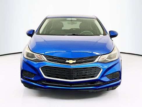 Used 2018 Chevrolet Cruze LT w/ Convenience Package image 2