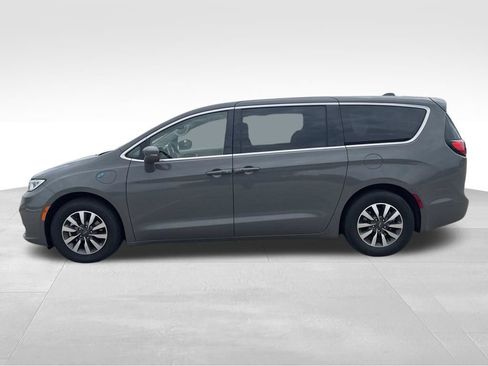 Used 2022 Chrysler Pacifica Touring-L FWD image 4