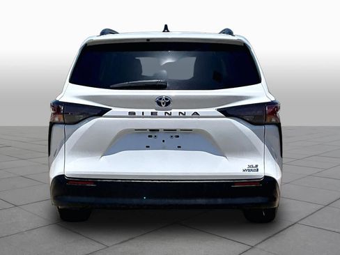 Used 2024 Toyota Sienna XLE FWD image 5