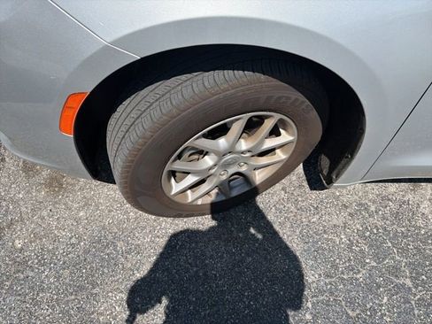 Used 2024 Chrysler Pacifica Touring-L image 2