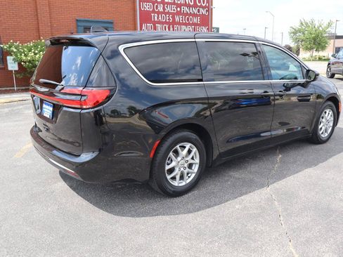 Used 2023 Chrysler Pacifica Touring-L FWD image 3
