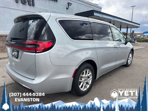 Used 2023 Chrysler Pacifica Touring-L FWD image 3