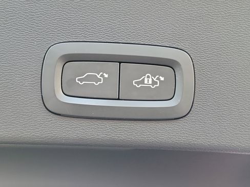 Used 2019 Volvo XC40 T5 R-Design image 13