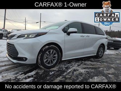 Used 2025 Toyota Sienna XLE image 3