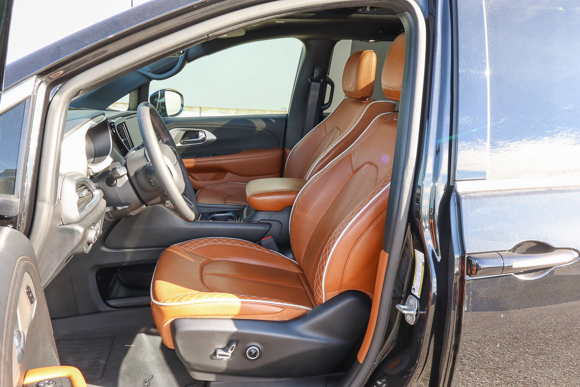 Used 2024 Chrysler Pacifica Pinnacle FWD image 7