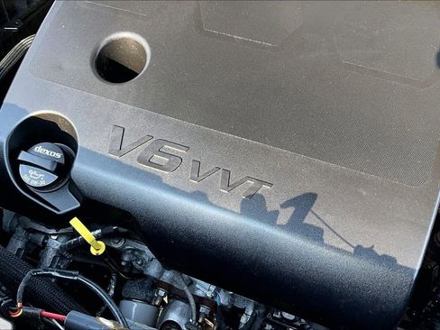 Used 2022 Chevrolet Traverse LT image 36