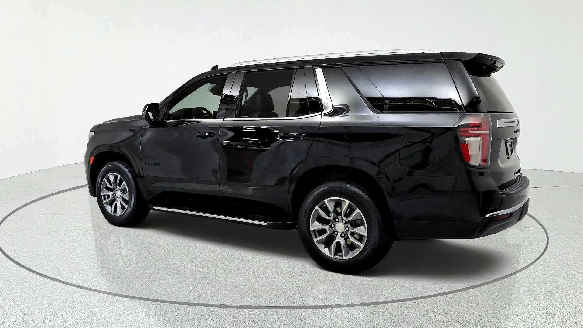 Used 2023 Chevrolet Tahoe LT w/ LT Signature Package AWD/4WD image 3