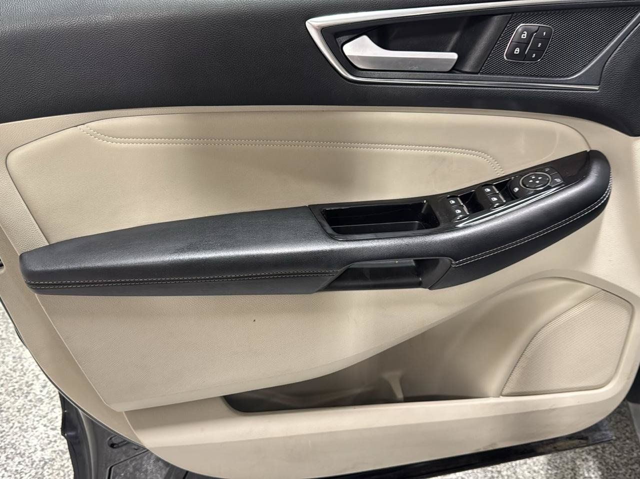 Used 2018 Ford Edge Titanium w/ Equipment Group 301A FWD image 18