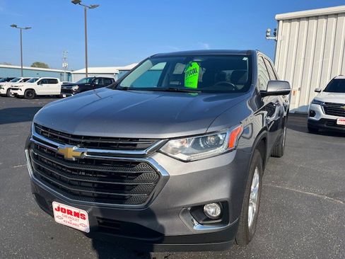 Used 2019 Chevrolet Traverse LT image 2