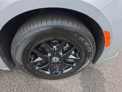 Used 2023 Chrysler Pacifica Touring-L image 50