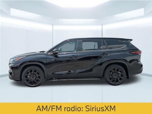 Used 2024 Toyota Highlander XLE FWD image 2
