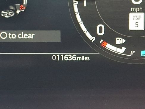 Used 2025 Land Rover Defender 110 X-Dynamic SE AWD/4WD image 19
