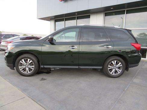 Used 2018 Nissan Pathfinder SV w/ SV All Weather Package image 4
