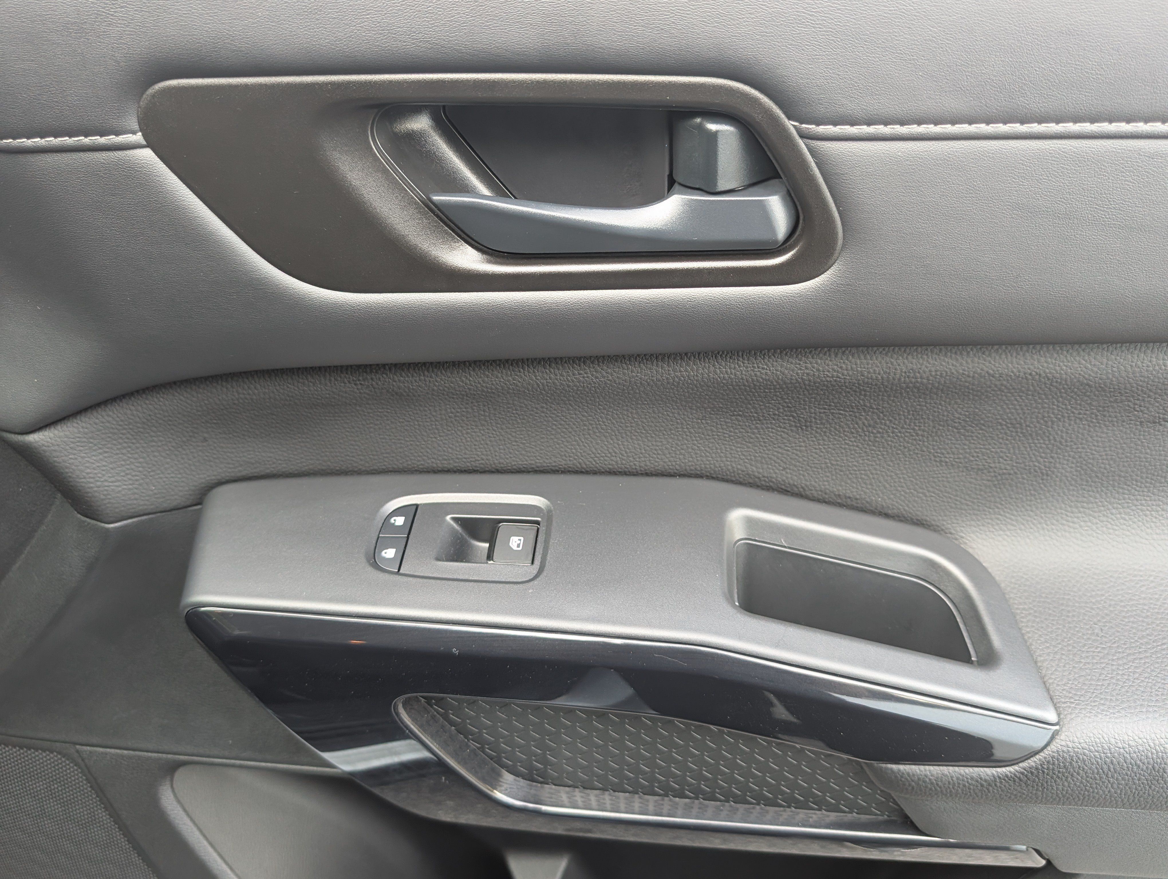 Used 2025 Nissan Pathfinder SV FWD image 24