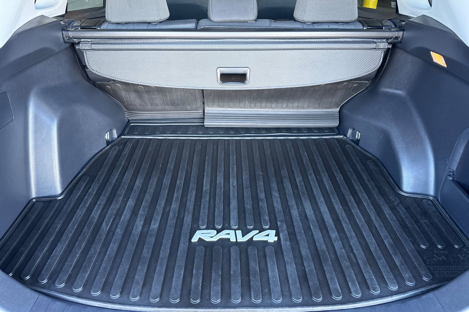 Used 2021 Toyota RAV4 XLE w/ XLE Grade Weather Package AWD/4WD image 14