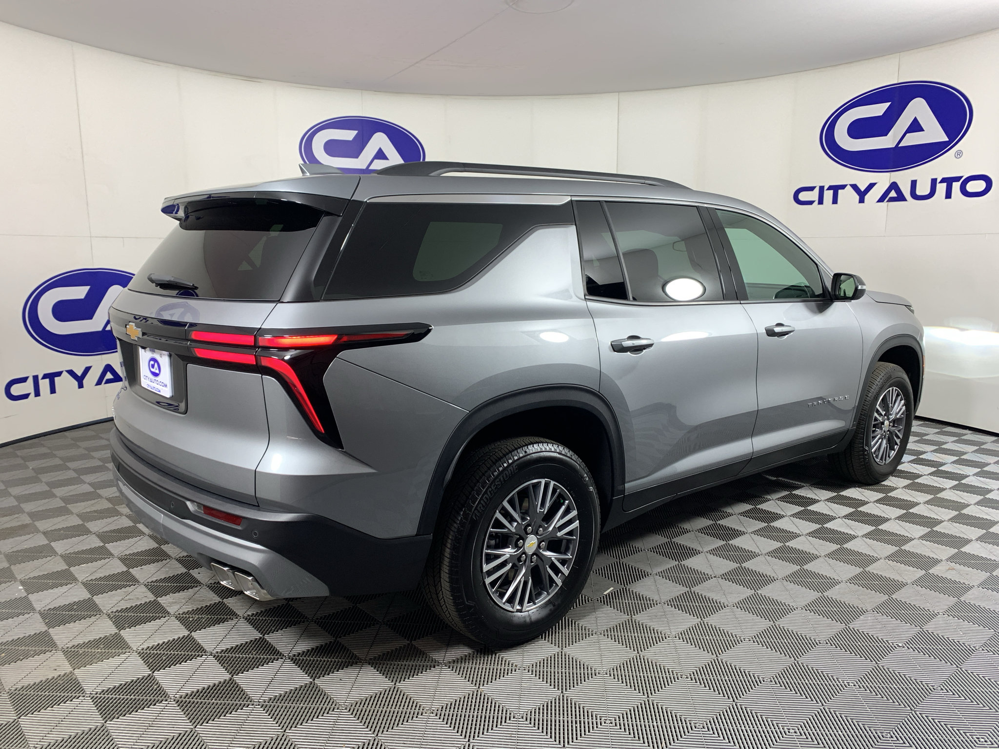 Used 2026 Chevrolet Traverse LT FWD image 3