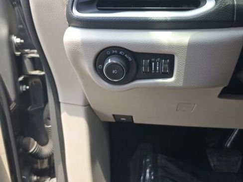 Used 2023 Chrysler Pacifica Touring-L FWD image 14