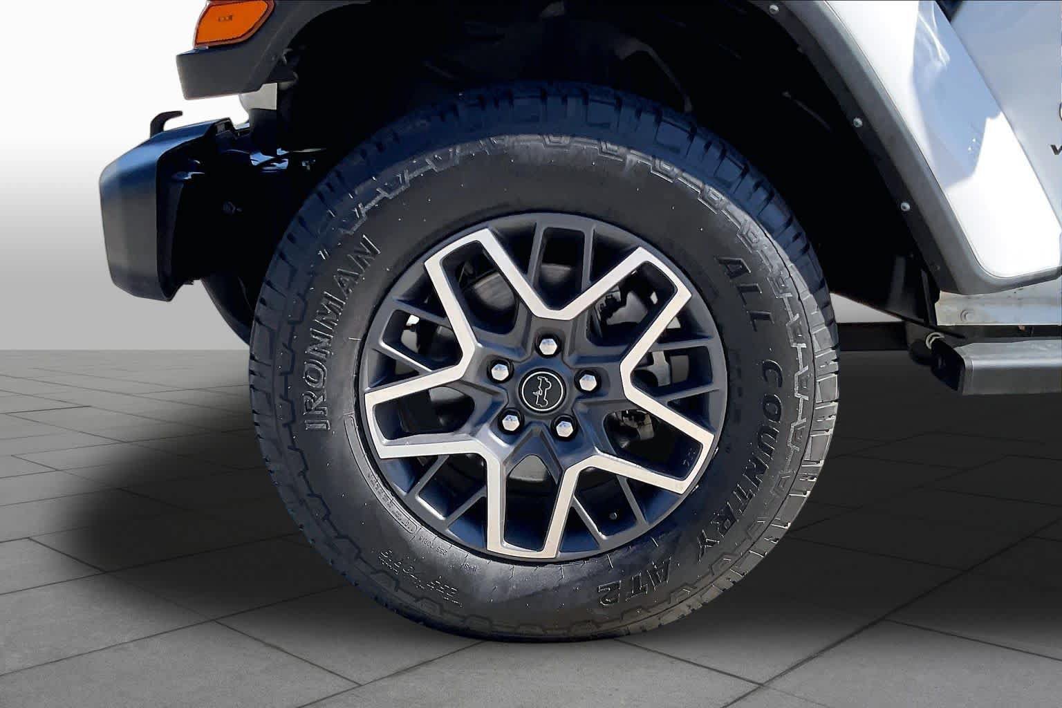 Used 2024 Jeep Wrangler Unlimited Sahara AWD/4WD image 11