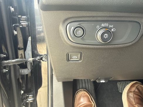 Used 2024 GMC Terrain SLE FWD image 18