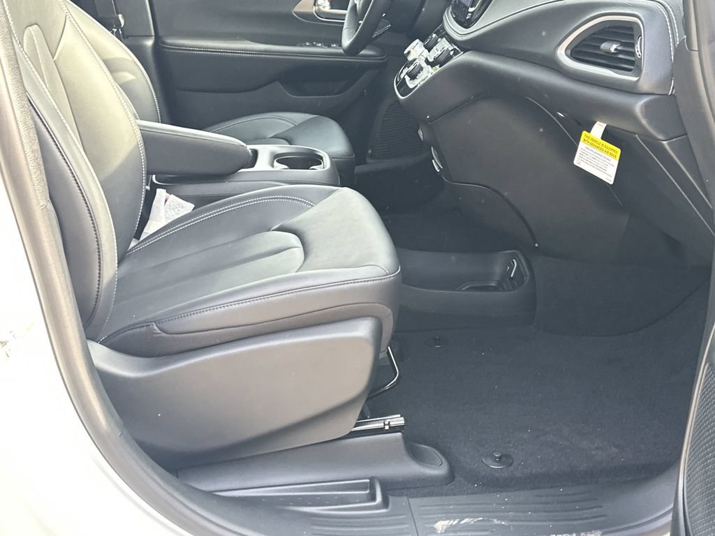 New 2026 Chrysler Pacifica Select FWD image 13