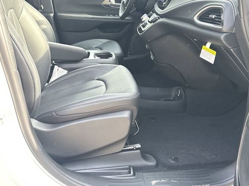 New 2026 Chrysler Pacifica Select FWD image 13
