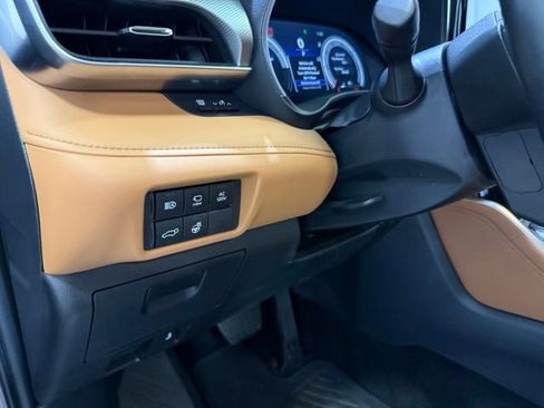 Certified 2024 Toyota Highlander Platinum AWD/4WD image 18