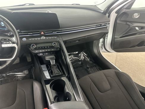 Used 2025 Hyundai Elantra SEL FWD image 19