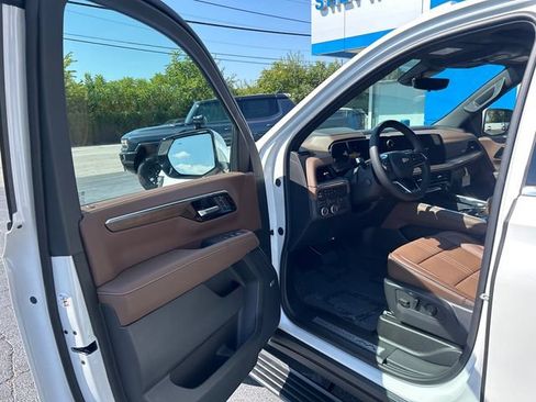 Used 2025 Chevrolet Tahoe High Country AWD/4WD image 12