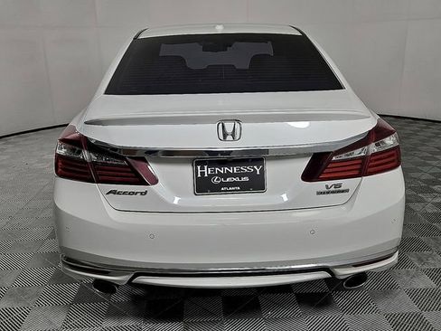 Used 2017 Honda Accord Touring image 5