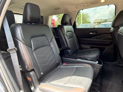 Used 2025 Nissan Pathfinder Platinum FWD image 19