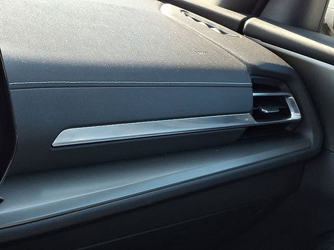 Used 2025 Chevrolet Traverse LT image 30